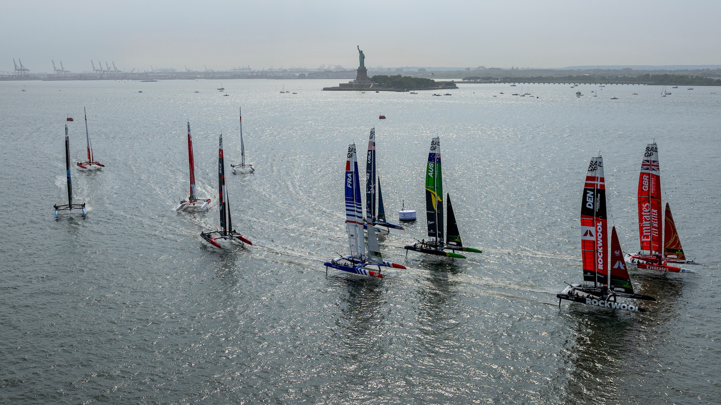 Season 4 // Fleet cross the start line in first fleet race of New York 