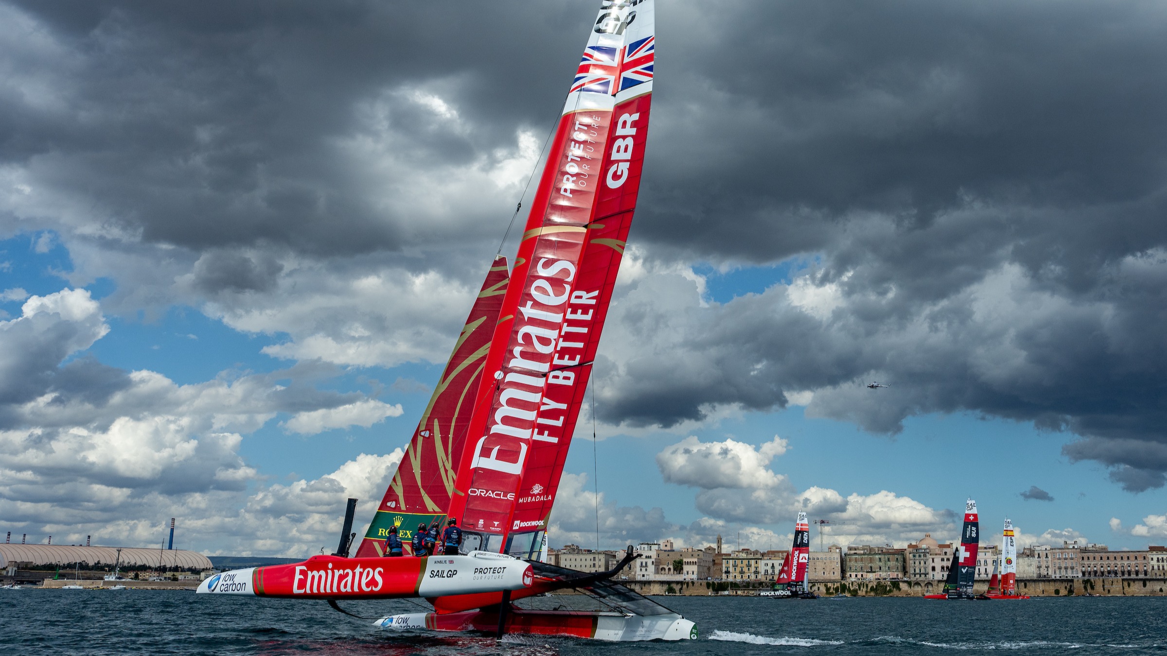 Temporada 4 // Emirates GBR en modo H1 en el segundo día de regatas en Taranto