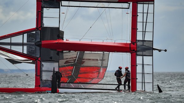 Wikinger kentern während des Trainings für den ROCKWOOL Denmark Sail Grand Prix zu Hause, da die Bedingungen dramatische Rennen anregen