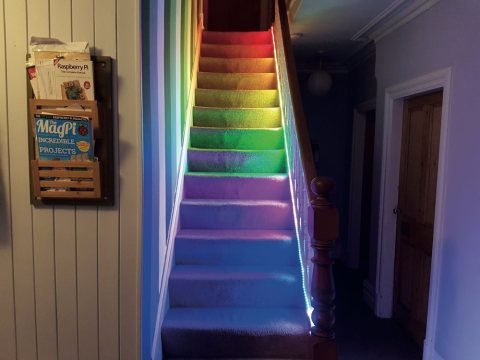 Temperature controlled stairlights: Raspberry Pi controlled home lighting system