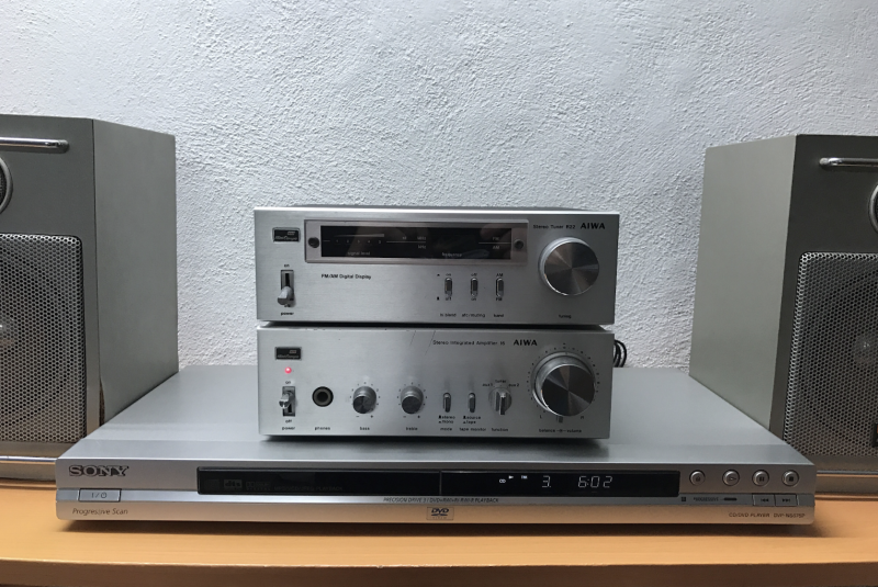 This is the Aiwa stereo tuner and amplifier which inspired Rodrigo to create his own retro hi-fi device