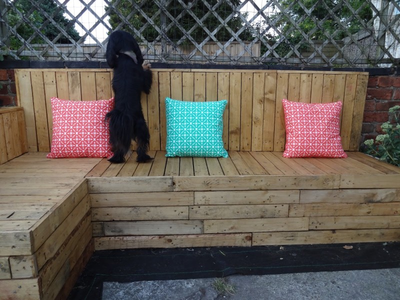 Kezzabeth’s garden chill-out zone cost less than £100 and is made from 14 matching pallets she bought for £1 each