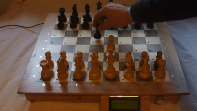Chess Board: play against Raspberry Pi with real pieces