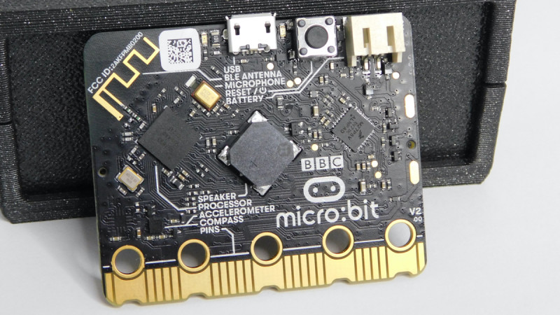 The new speaker sits right in the middle of the back of the micro:bit 