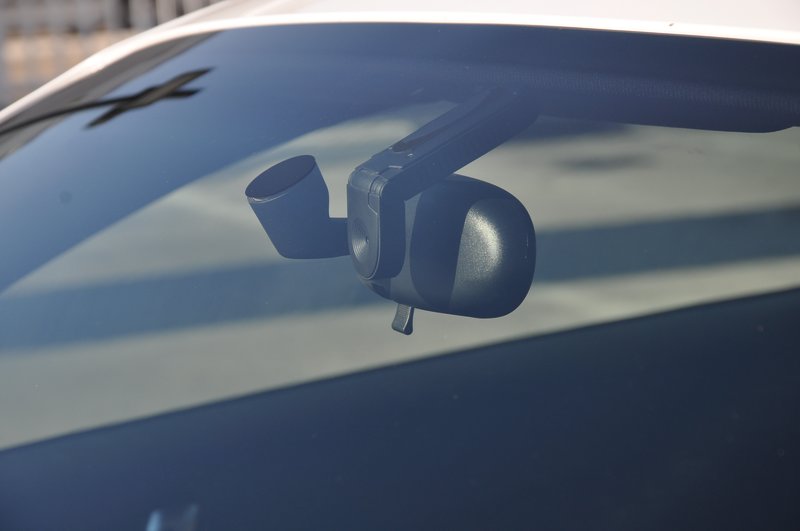 You can attach your Dride Zero behind the rear-view mirror, so that it doesn’t obscure your vision