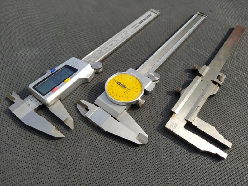 Dial callipers have the advantage of never running out of batteries, but they are harder to read than digital callipers. They are, however, easier to read than classic vernier scale callipers