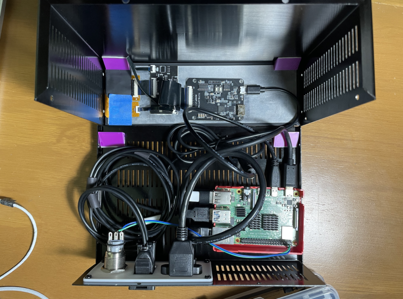 A Raspberry Pi 4 forms the heart of this build. It is connected to a generic 7.9-inch touchscreen display. Extension cables allow for rear ports