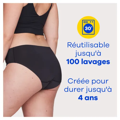 Femme portant une culotte menstruelle Always Hipster qui peut être réutlisée jusqu'à 100 lavages.