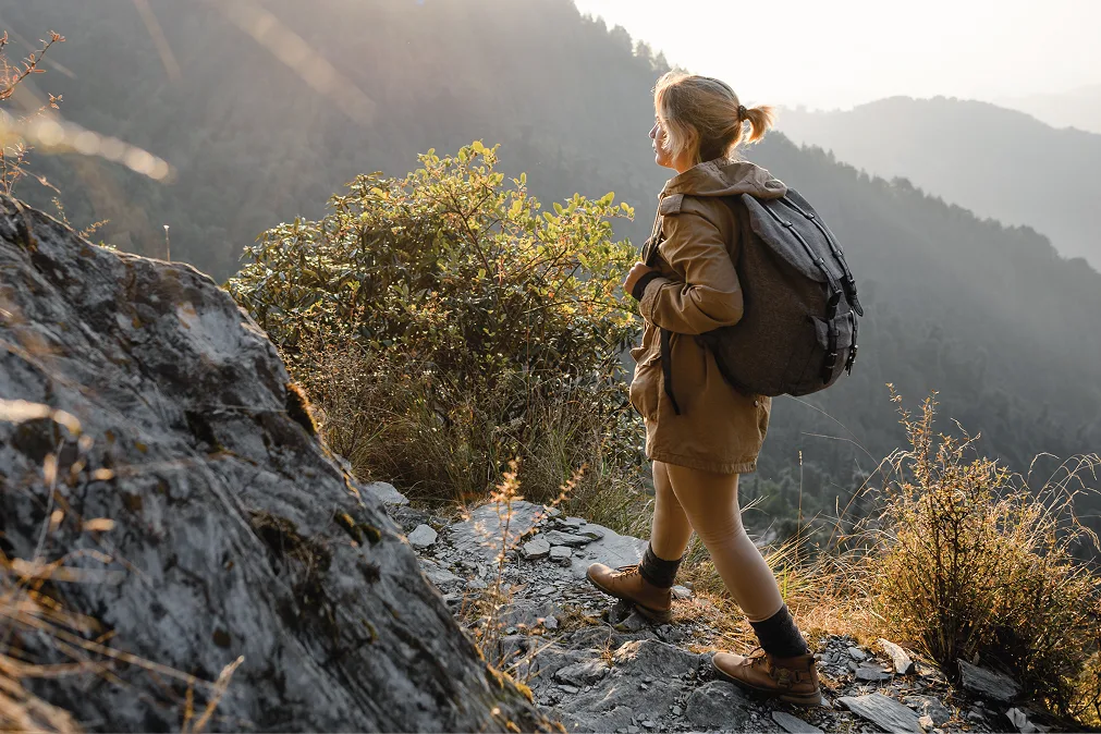 Jeune femme en randonnée dans les montagnes