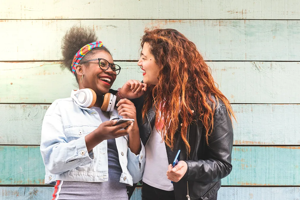 Deux jeunes femmes qui rient