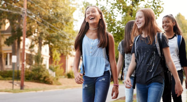 Quatre jeunes filles vont à l'école