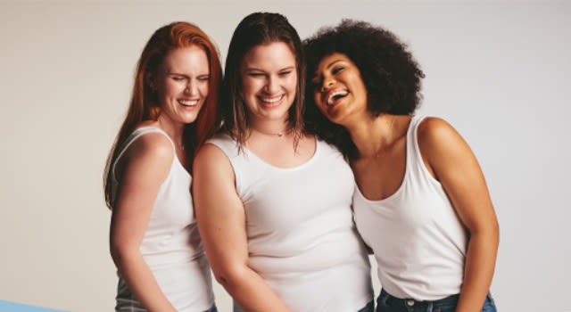 Trois femmes qui rient