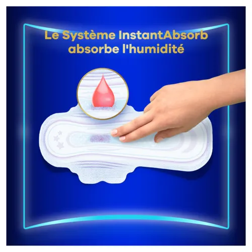 Des doigts touchant le coeur d'une serviette avec système InstantAbsorb qui absorbe l'humidité