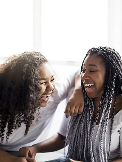 Deux jeunes filles qui rient