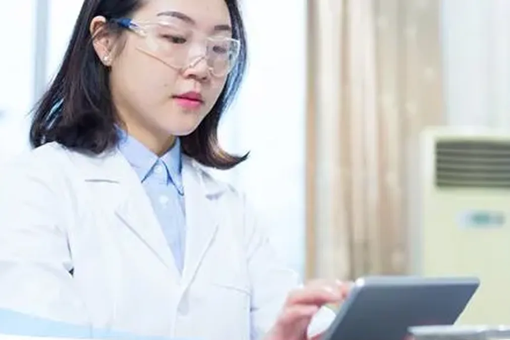 Femme scientifique au travail