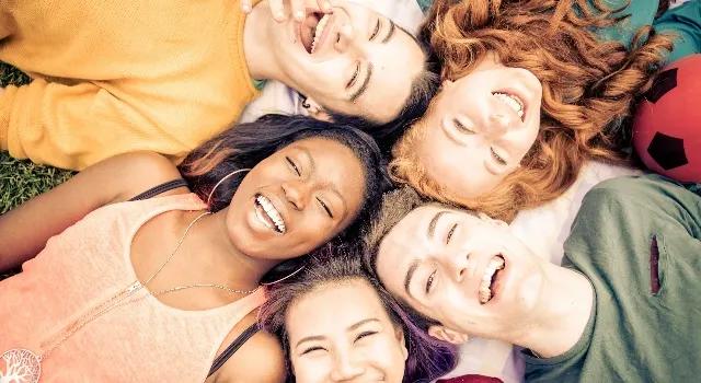 Groupe de jeunes amis allongé sur l'herbe