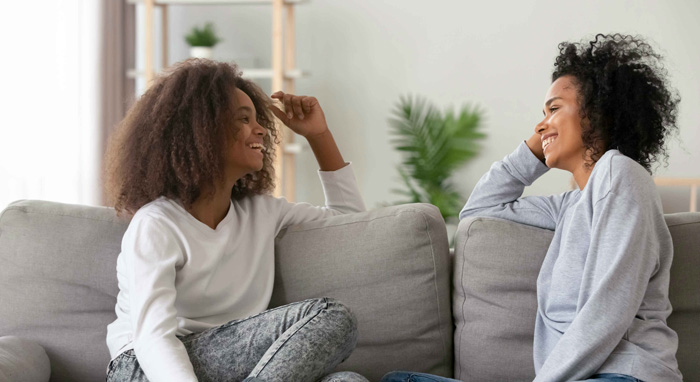 Deux jeunes femmes se parlent