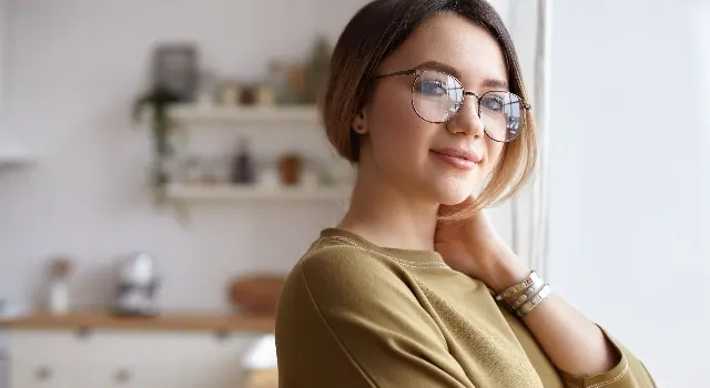 Jeune fille souriante avec des lunettes