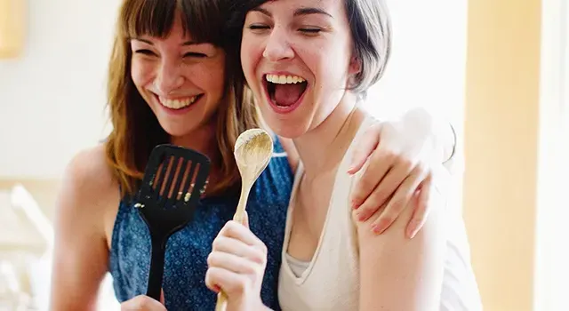 Deux filles chantent une chanson 