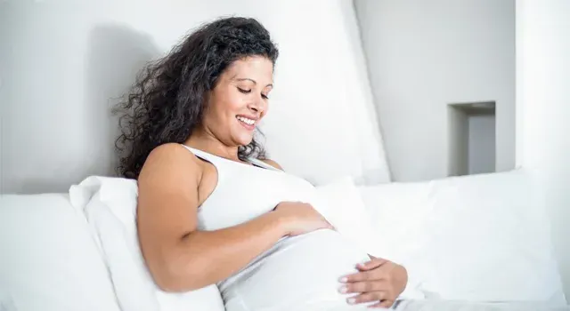 Femme enceinte tenant son ventre