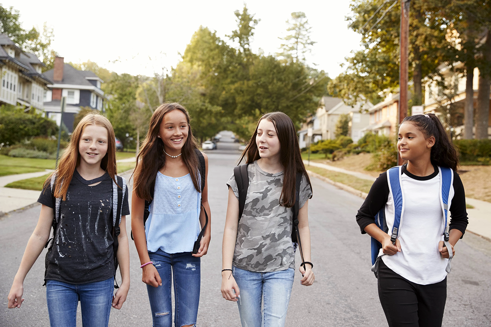 Quatre jeunes filles vont à l'école