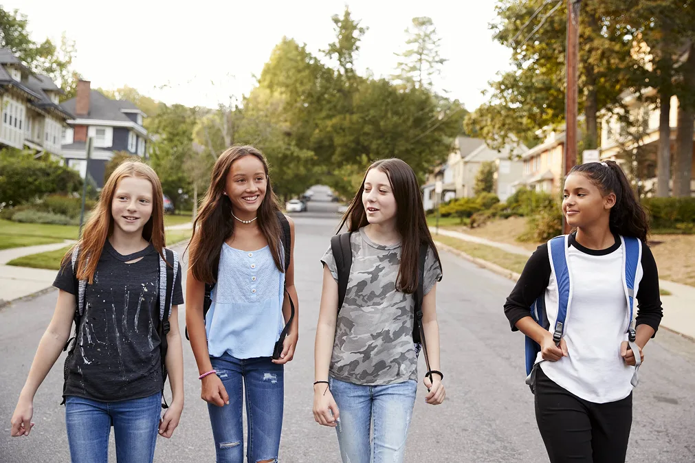 Quatre jeunes filles vont à l'école