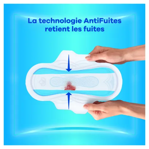 Vue de dessus des mains pliant une serviette avec technologie AntiFuites pour retenir les fuites