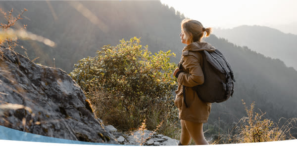 Jeune femme en randonnée dans les montagnes