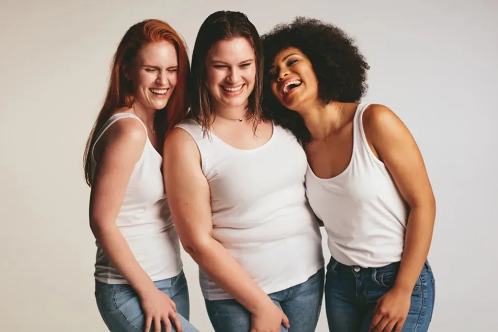 Trois femmes qui rient