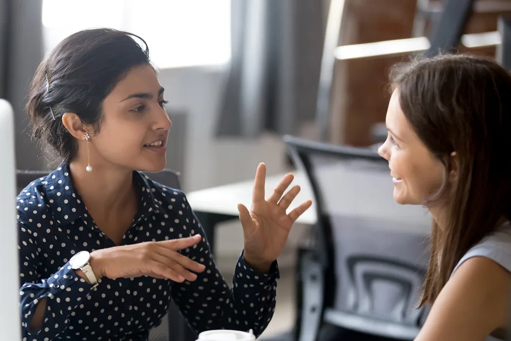 Deux jeunes femmes se parlent