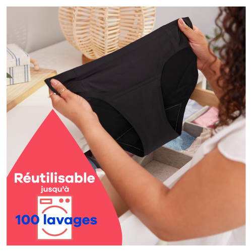 Femme tenant une culotte menstruelle qui peut être réutlisée jusqu'à 100 lavages