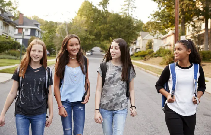 Quatre jeunes filles vont à l'école