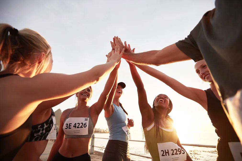 Groupe de jeunes personnes donnant un high five