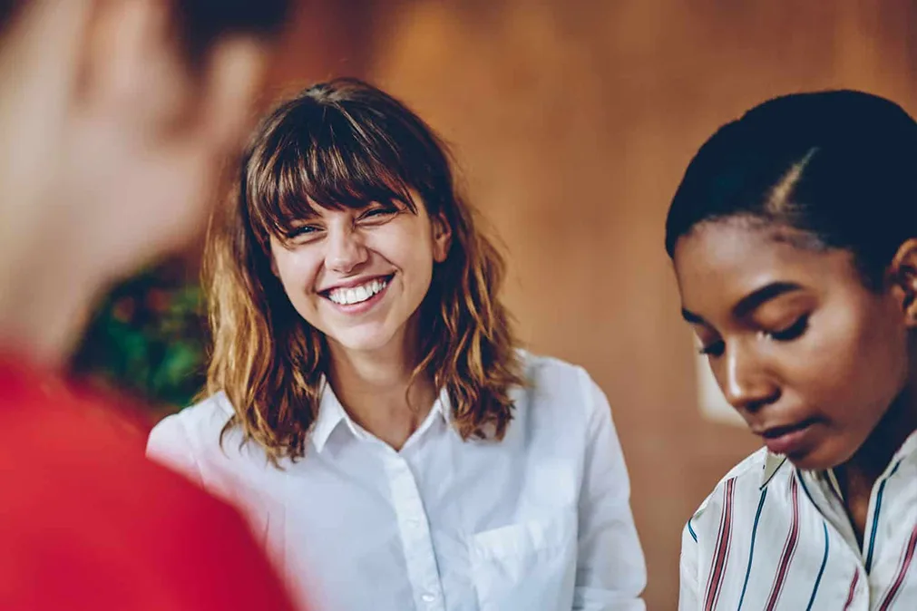 Trois jeunes femmes souriantes 