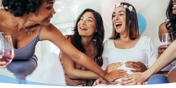 Trois femmes tenant le ventre d'un collègue enceinte 