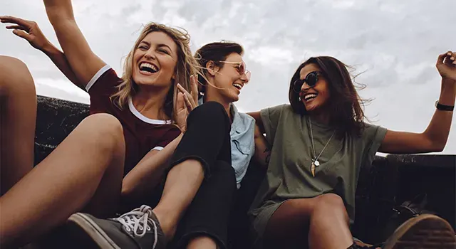 Trois jeunes filles qui rient