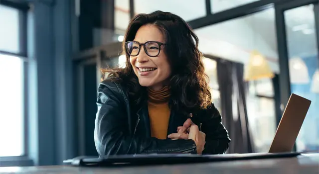 Jeune femme souriante avec des lunettes