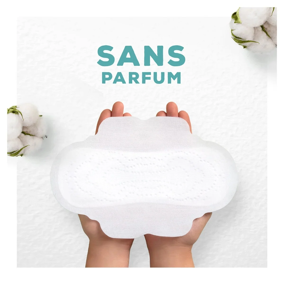 Des mains portant une serviette Cotton Protection sans parfum, colorant & blanchiment au chore