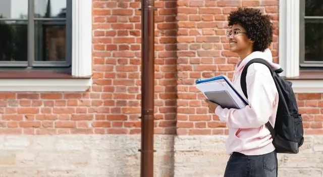 Jeune fille souriante va à l'école