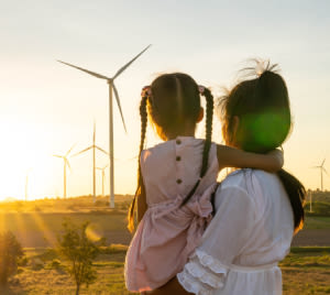 mère et fille regardant le coucher du soleil