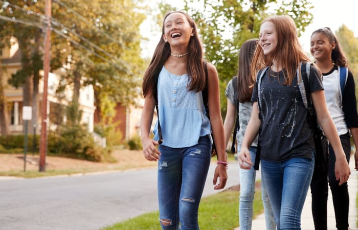 Quatre jeunes filles vont à l'école