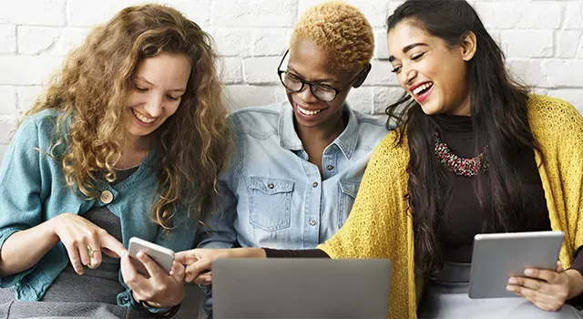 Trois jeunes femmes souriantes 