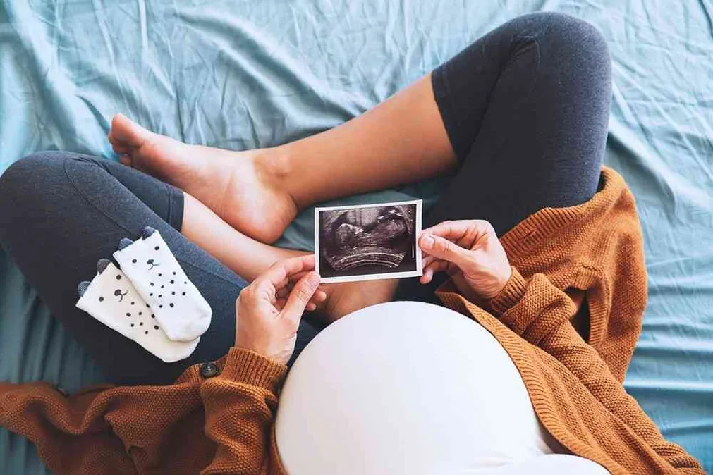 Femme enceinte tenant son ventre