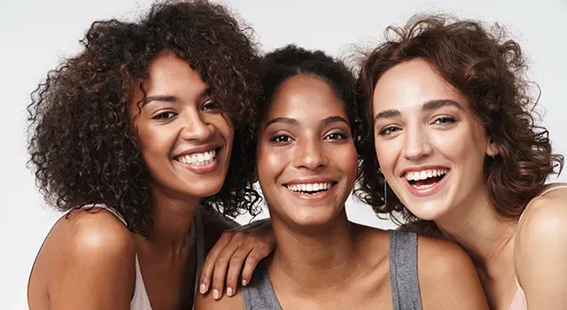 Trois jeunes femmes souriantes 