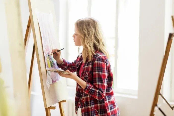Jeune femme peignant un tableau