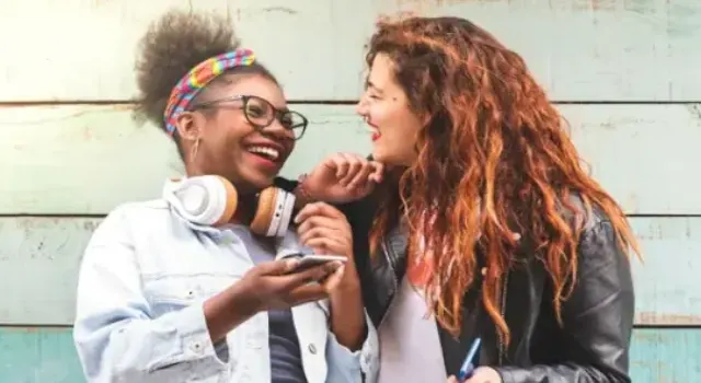 Deux jeunes femmes qui rient 