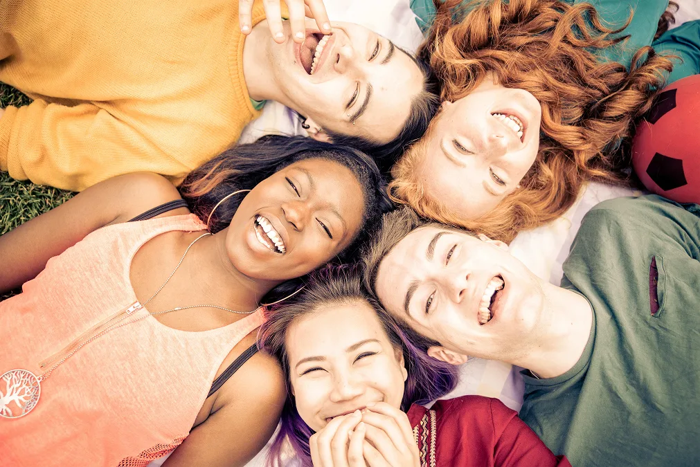 Groupe de jeunes amis allongé sur l'herbe