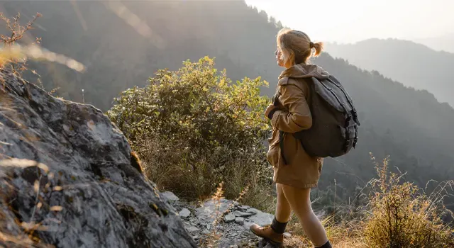 Jeune femme en randonnée dans les montagnes