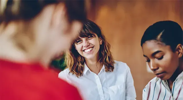 Trois jeunes femmes souriantes 