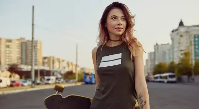 Jeune fille avec une planche à roulettes